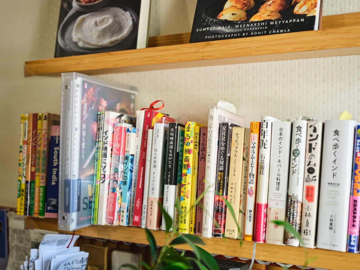 店内には多数のインド関連書籍が並んでいる。”ご縁”のお陰で、弊社が手掛けた『RRRをめぐる対話』も。