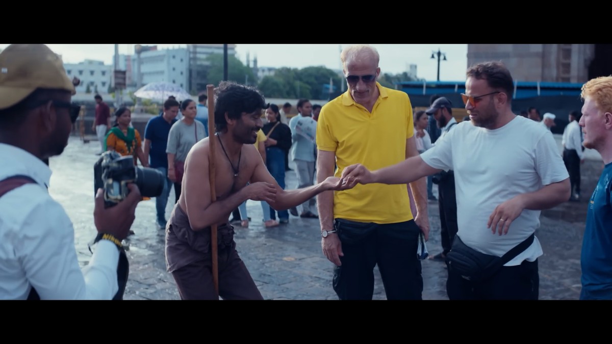 寺院の門前地区で暮らす物乞いの主人公・デーヴァ©Sree Venkateswara Cinemas LLP＆Amigos Creations. All rights reserved.