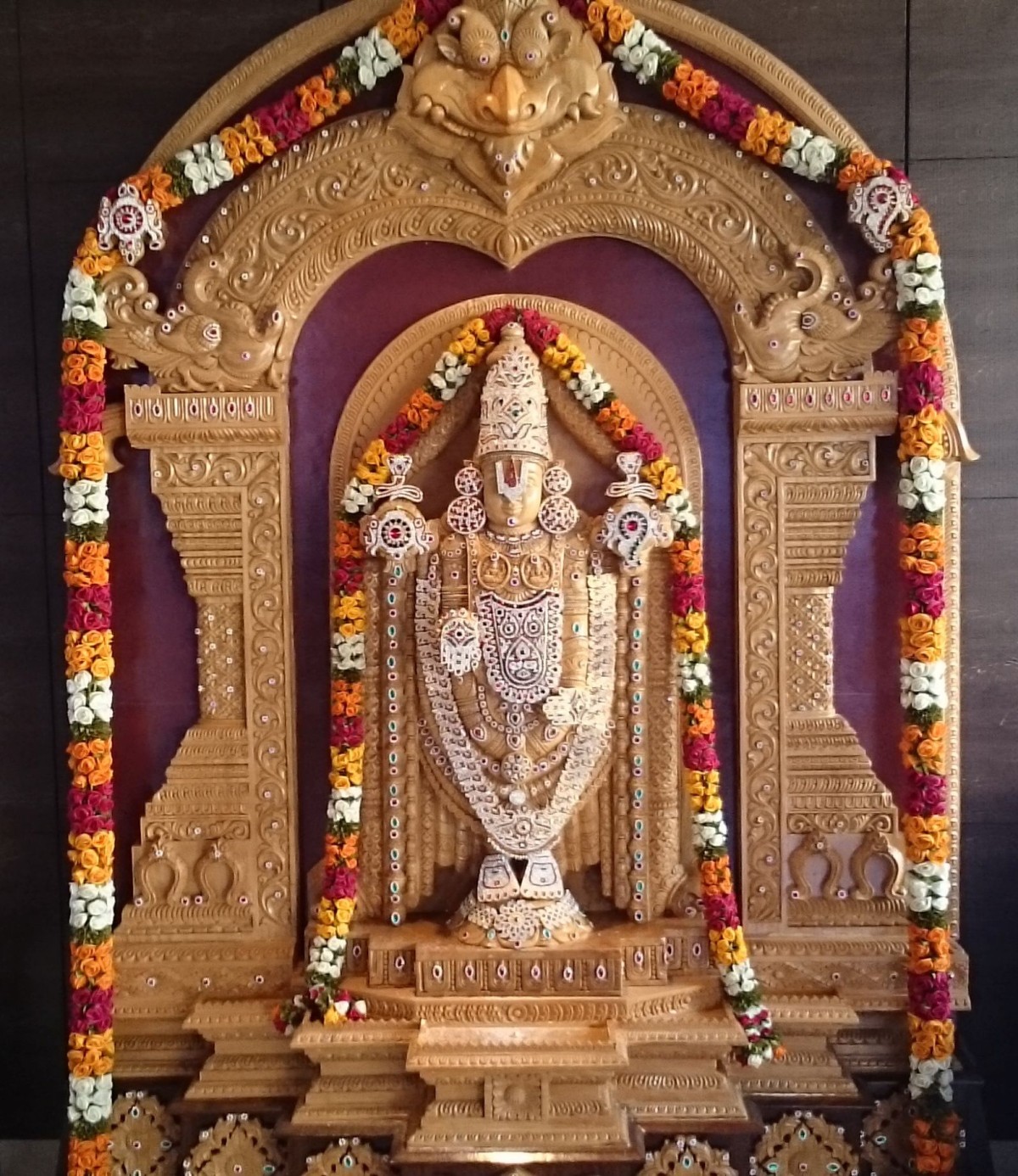 ティルマラ寺院では構内の撮影が禁止されている。しかしご本尊のヴェンカテーシュワラ神を模した像は市内の様々なところで目にする。これはホテルのロビー内に安置されていたもの。（著者撮影）