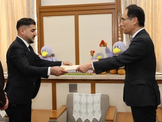 犯罪をし、強制送還をされたクルド人男性と大野知事の写真。大野知事は寄付の表彰をしている。県が公表していたが削除されている。