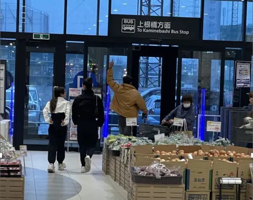 （写真）2025年３月、川口市民がショッピングモールでスマホをいじっていると、いきなりクルド人の和解男が盗撮しただろ、殺すぞと喚いた。驚いていると、中指を立てて去っていった。隣の家族らしい少女も中指を立てている。このような恐怖に、川口市民は直面している。（市民提供）