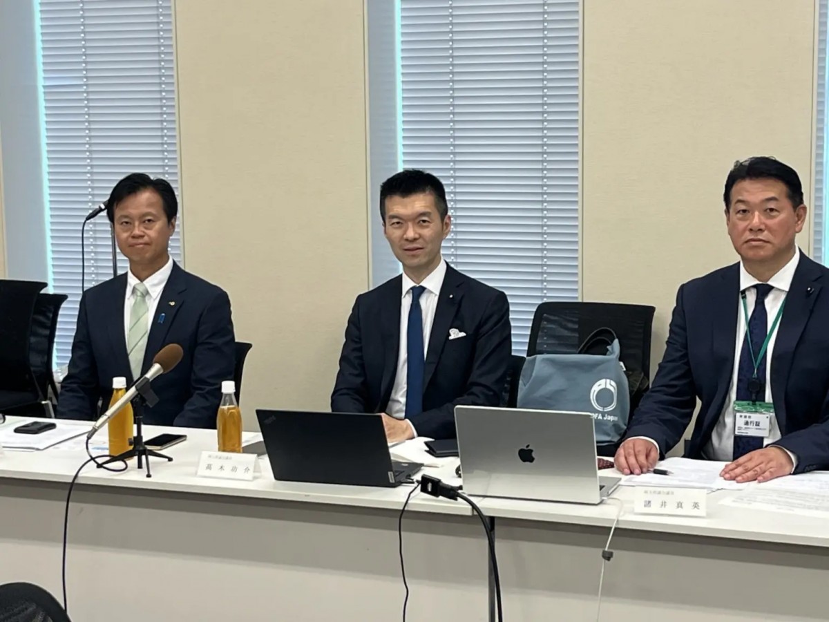 (写真)会見した奥富(左)、高木(中)、諸井(右)の各議員