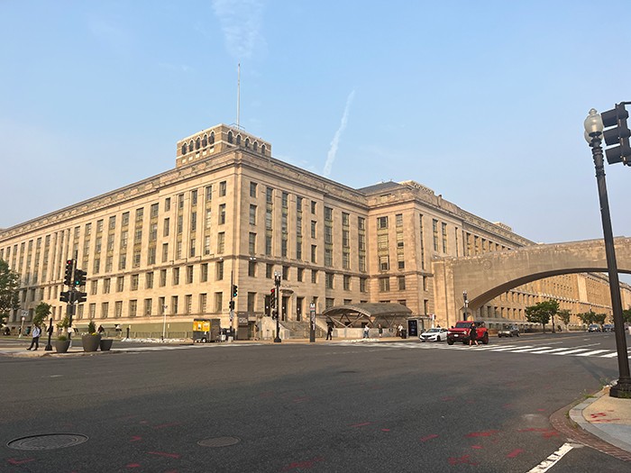 巨大な米農務省(ワシントン、筆者撮影)