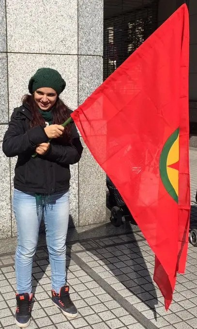 （写真２）テロ組織の旗を掲げるクルド人女性