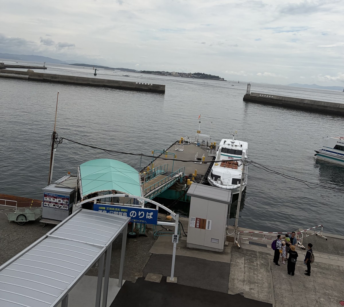多分奥に見えるのが日間賀島。
