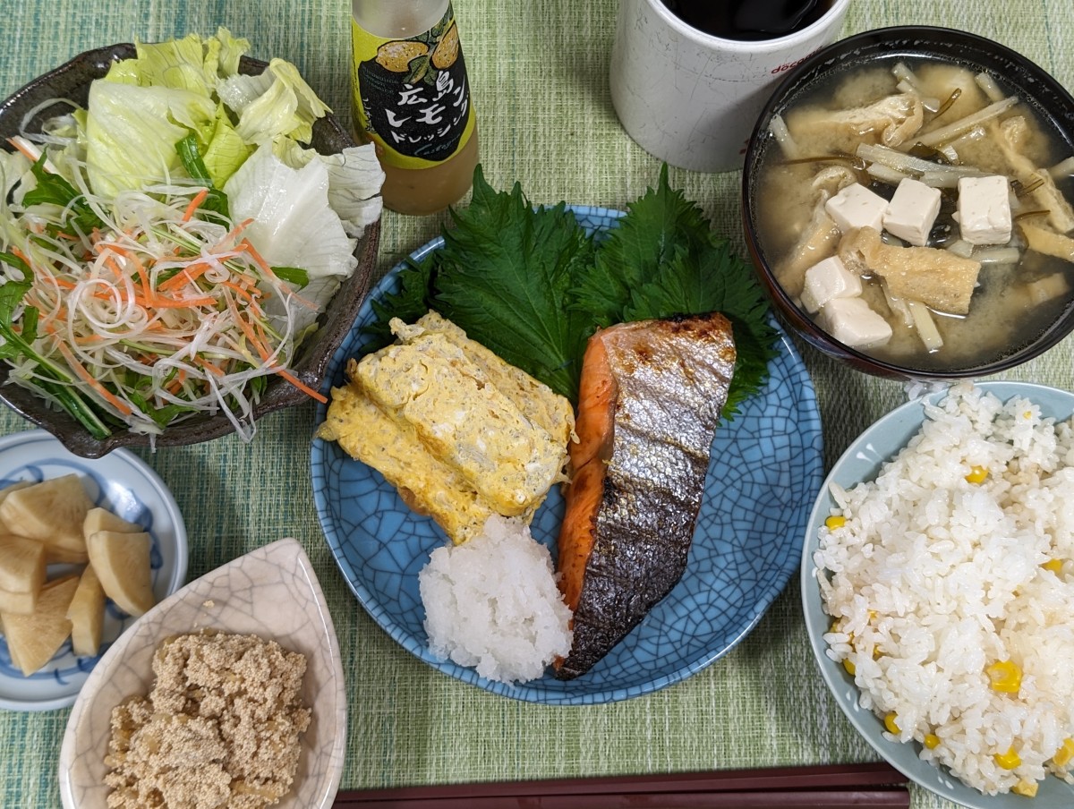 塩鮭/しらす入り卵焼き/生野菜/真子の煮付け/とうもろこしご飯/糠漬け/味噌汁