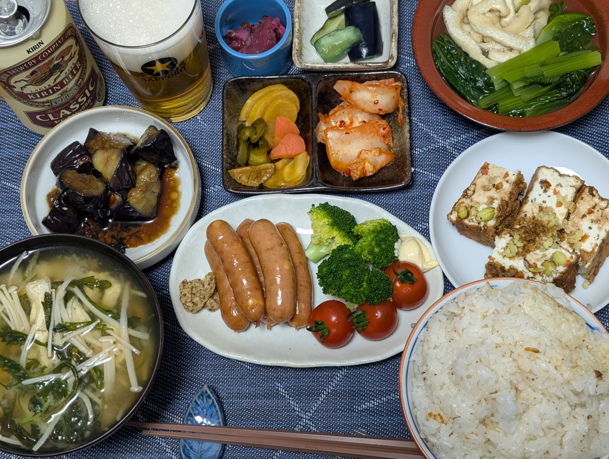 シャウエッセン/茹でブロッコリーとミニトマト/枝豆入り厚揚げ/小松菜と油揚げの煮物/南蛮茄子