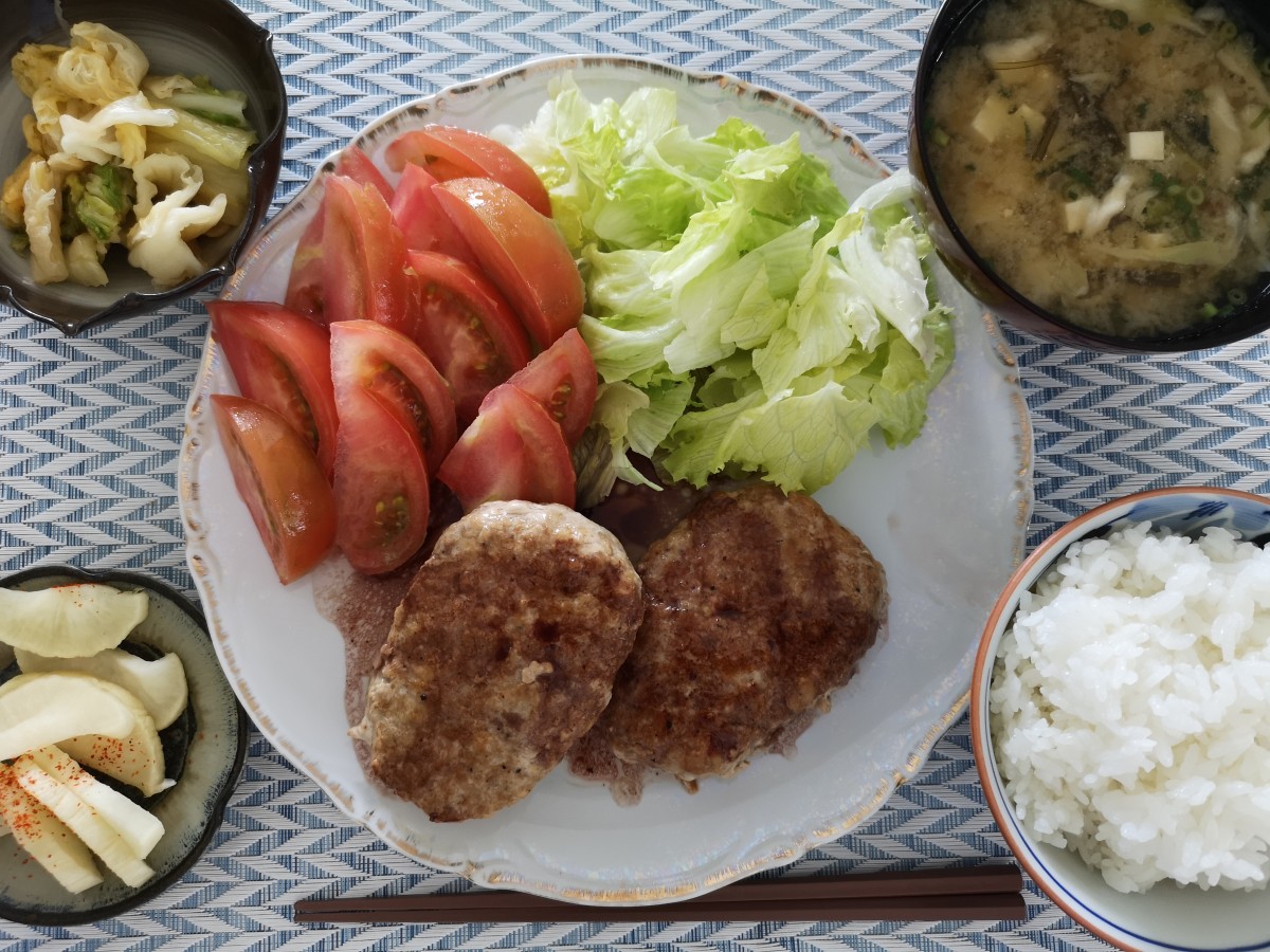 ハンバーグと生野菜/小松菜と油揚げの煮物/たくあん糠漬け/味噌汁