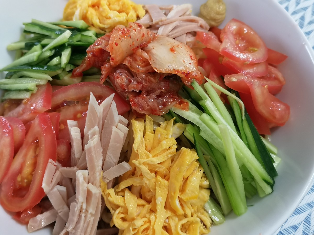 冷やし中華(きゅうり、トマト。ハム、薄焼き卵、キムチ)