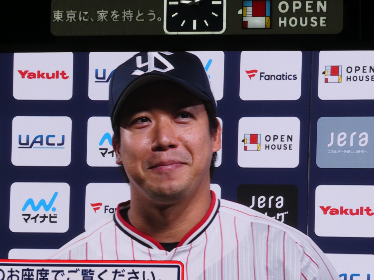 はにかんだ笑顔がいい感じ。10月2日のヒーローインタビューより。