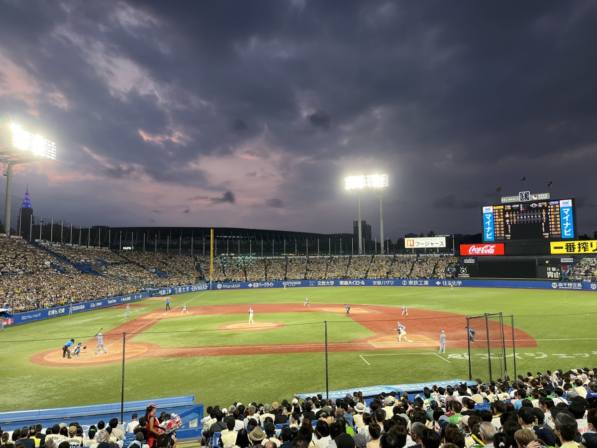 暗雲垂れ込めるイヤな神宮の空