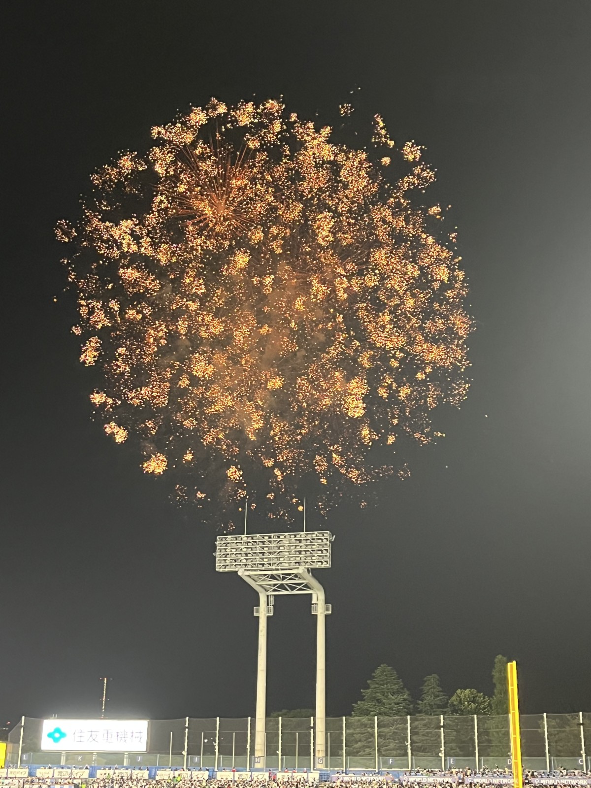 神宮の夜空の打ち上げ花火