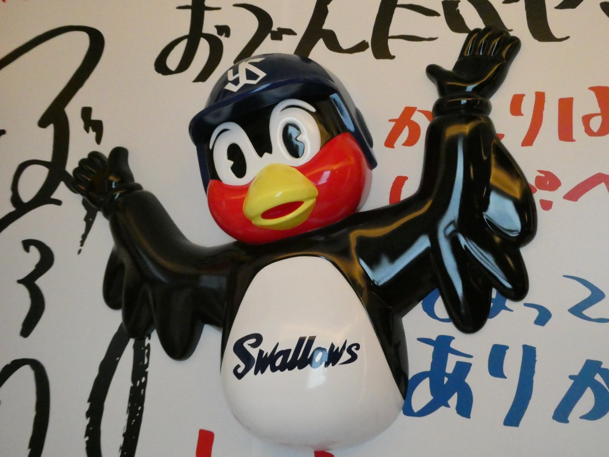 部屋の壁面に鎮座するつば九郎先生のご本尊