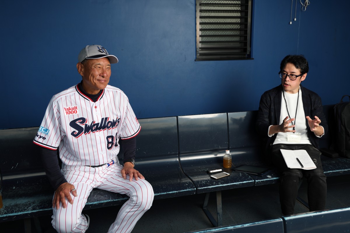 めちゃくちゃ柔和な表情で取材に応じる池山監督（写真・太田裕史）