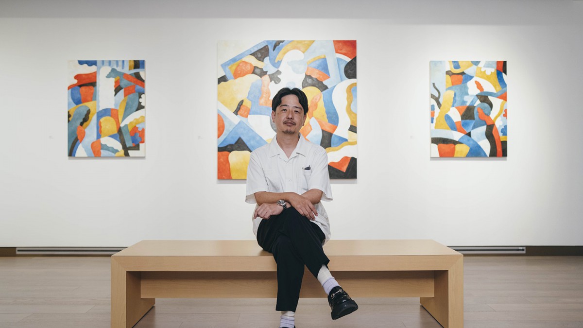 グループ展の会場、オイルペインティングの前で。