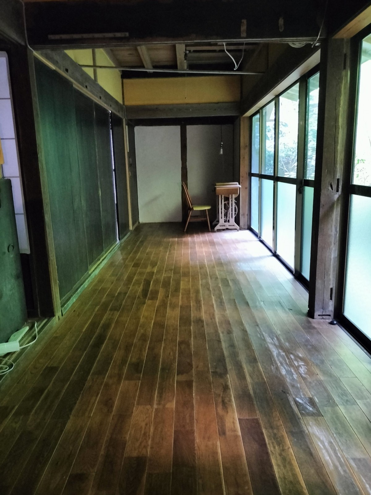 搬出後の廊下、がらんとしています