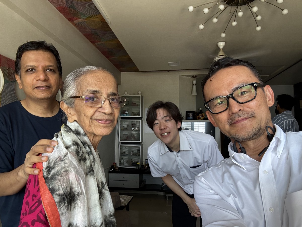パラシャンティさんと息子さん。僕らの訪問に合わせて仕事を休んで待っていてくれていた。