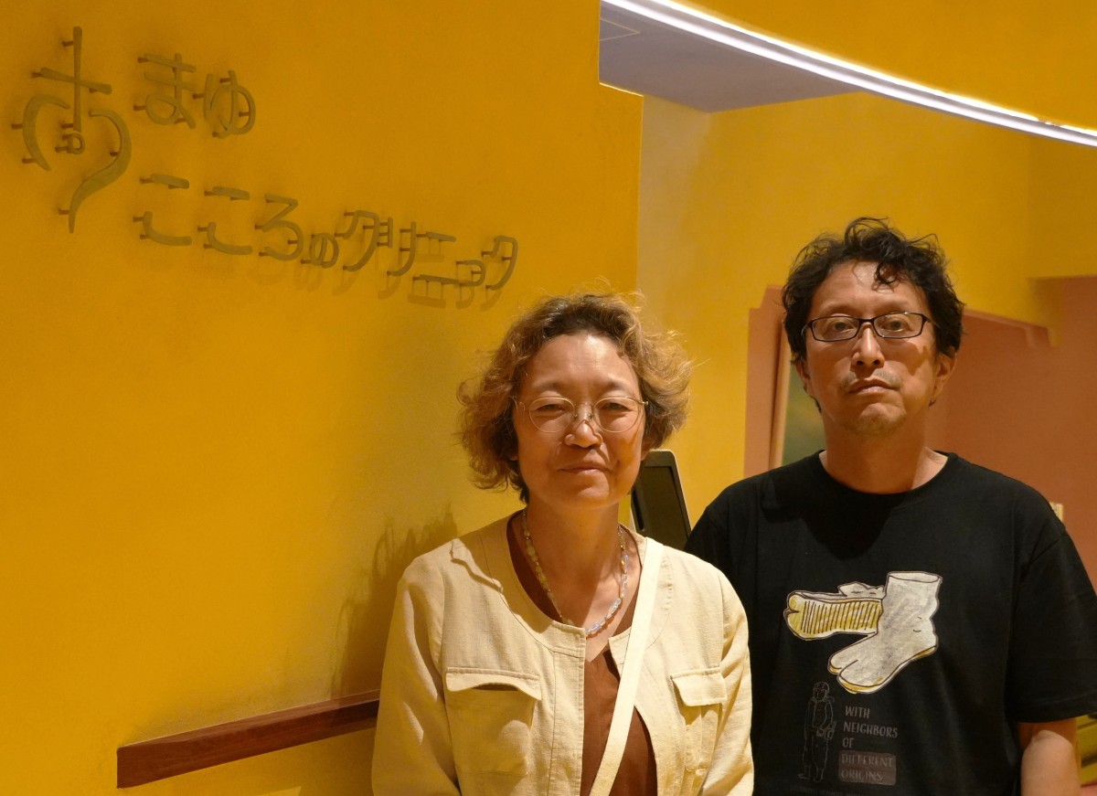 「まゆ こころのクリニック」院長の竹内真弓(左)と劇作家のくるみざわしん=2026年9月1日、東京都渋谷区