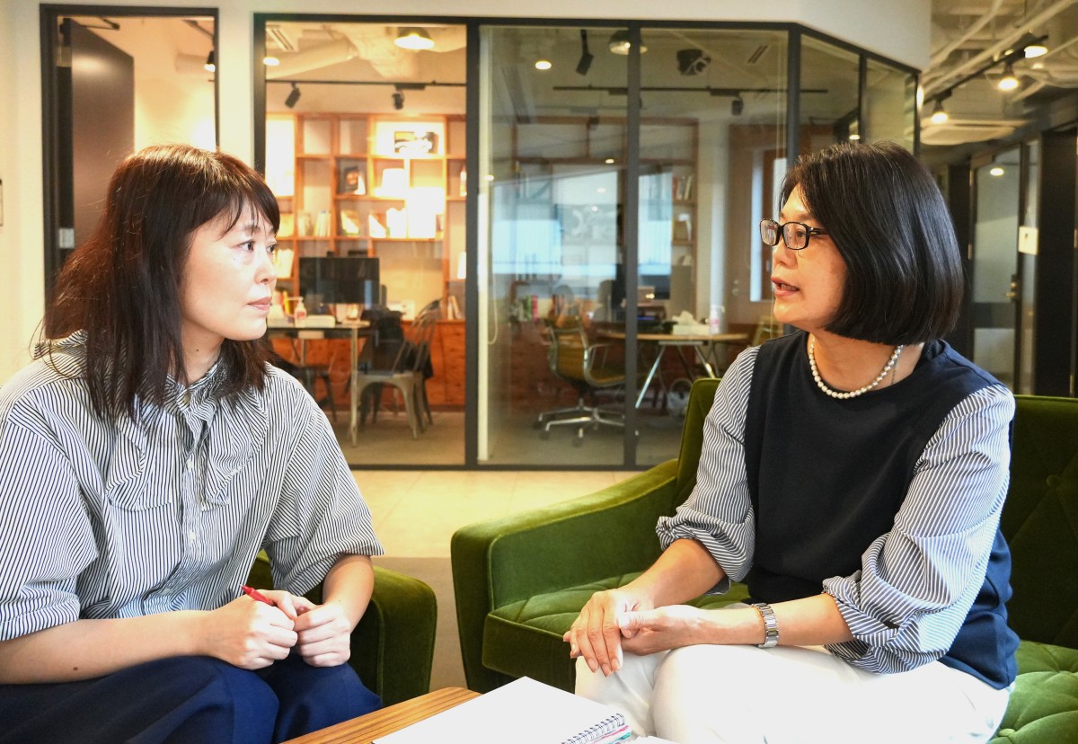 対談する池田鮎美さん（左）と山本恵子さん＝2026年８月29日、東京都内