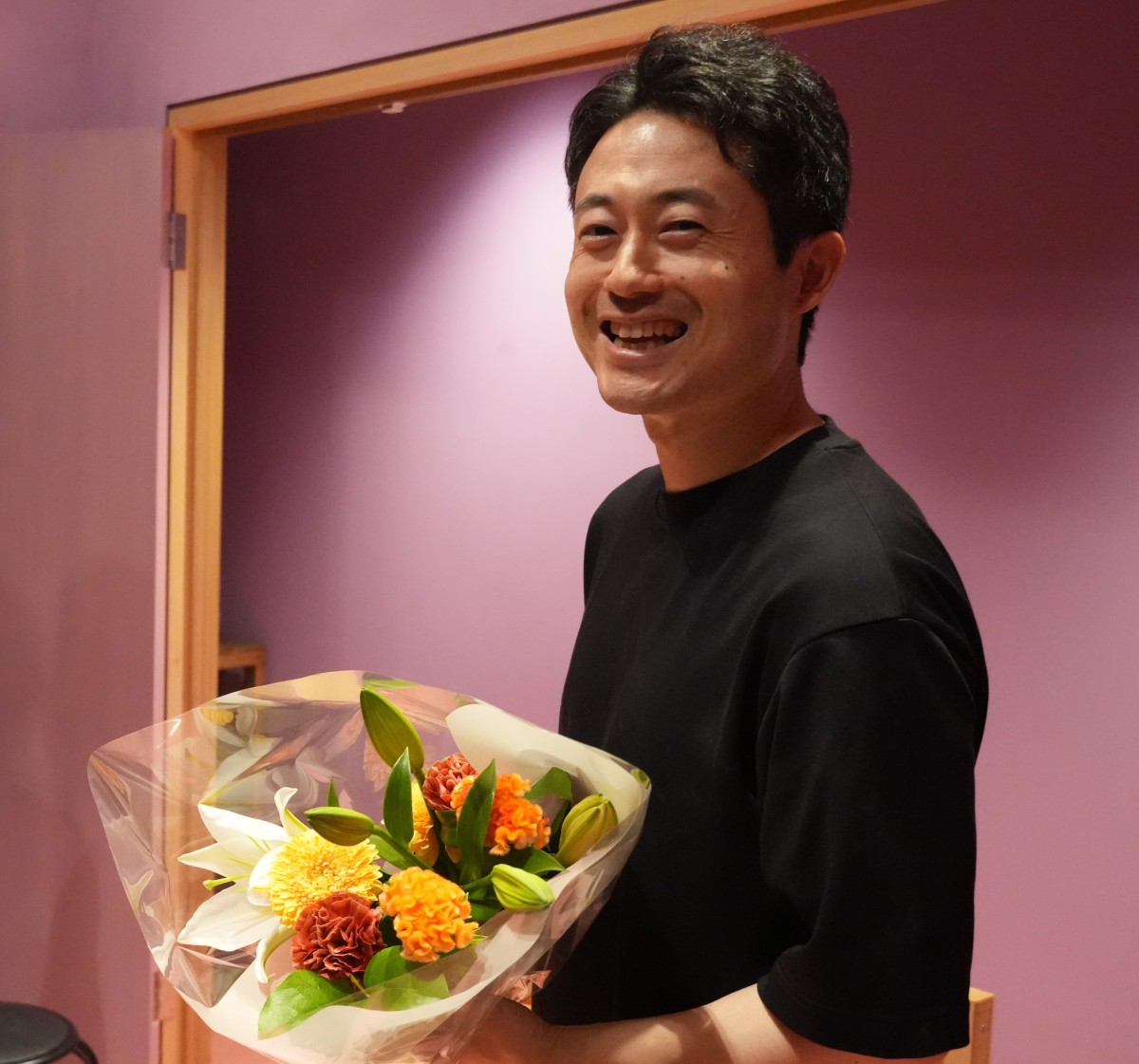 上演後、花束を受け取る俳優の川口龍=2026年9月1日、東京都渋谷区