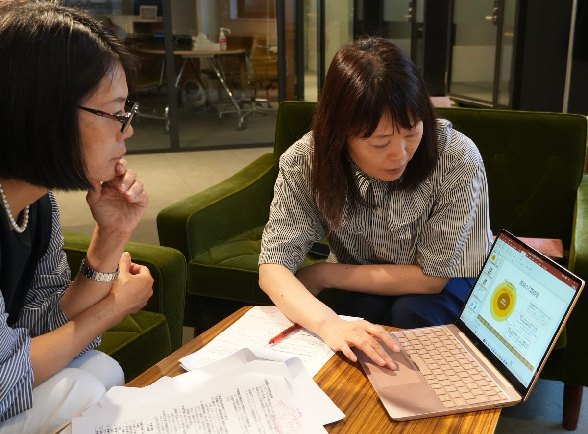 対談する山本恵子さん（左）と池田鮎美さん＝2026年８月29日、東京都内