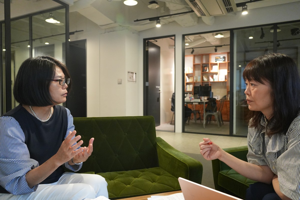 対談する山本恵子さん（左）と池田鮎美さん＝2026年８月29日、東京都内