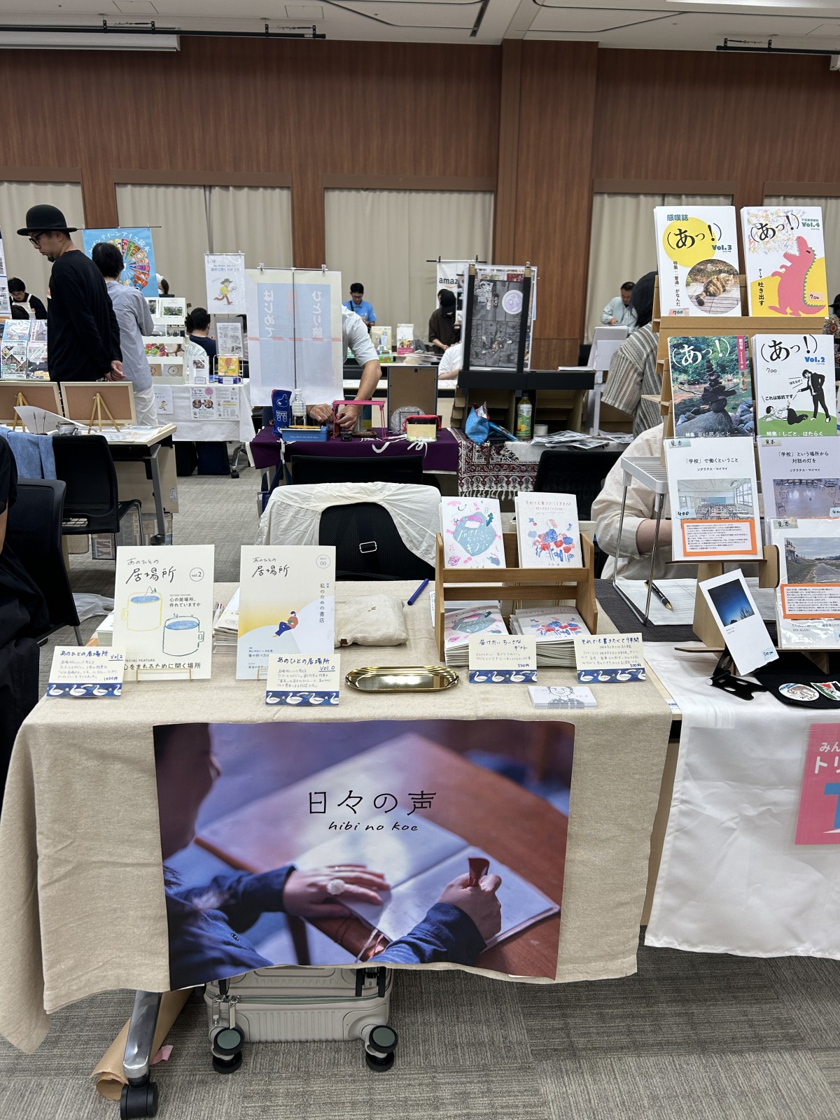 出店ブースはこんな感じです。棚やブックスタンド、お釣りトレーなどは100円ショップの雑貨。結構可愛いものがある百円ショップはありがたい存在です。