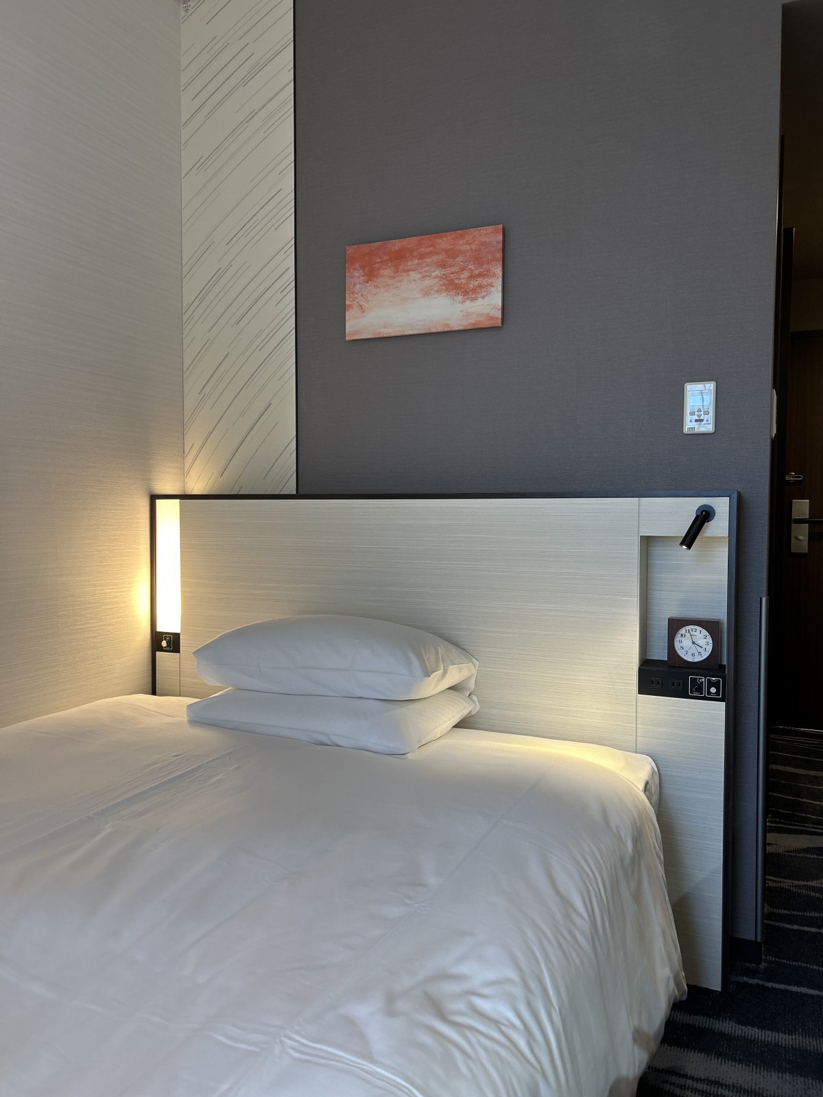 <b>考え続けて疲れると、ベッドにゴロン。至福です。自宅でも考え続けて疲れるとベットにゴロンとしにいく習性があります（笑）</b>