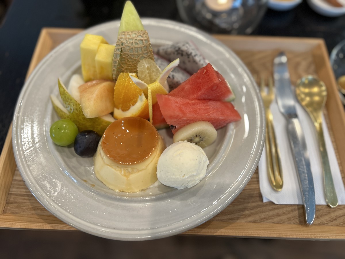 <b>私がお目当てにしていたプリンアラモード。もはやプリンが脇役なんじゃないかというくらいのフルーツの存在感。フルーツひとつひとつの産地を店員さんが説明してくれる、という優雅なひととき。</b>