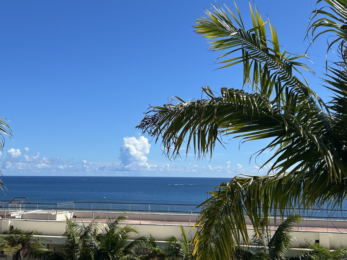 <b>ほっと一息つきたいあなたに、癒しの風景をお届けします。晩夏の沖縄より。</b>