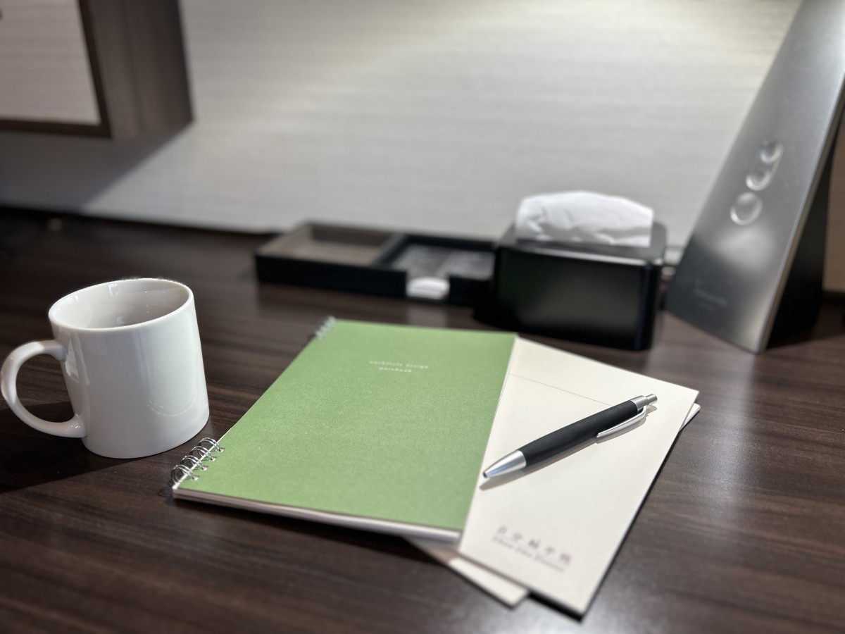 <b>お気に入りのハーブティを持ち込んで、ポットで沸かし直しては飲み続けて書き書き。</b>