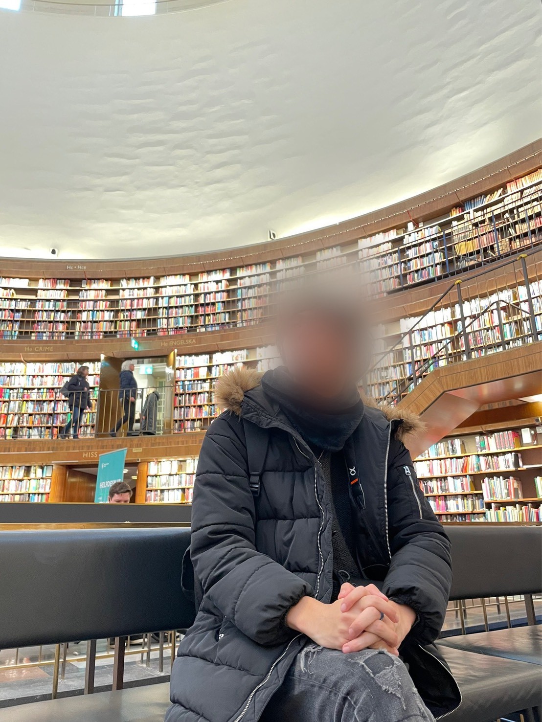 旅行先の図書館にて