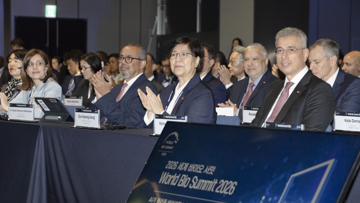 2026世界バイオサミットに参加した、テドロス事務局長(真ん中左)と、鄭銀敬長官(真ん中右)。保健福祉部提供。