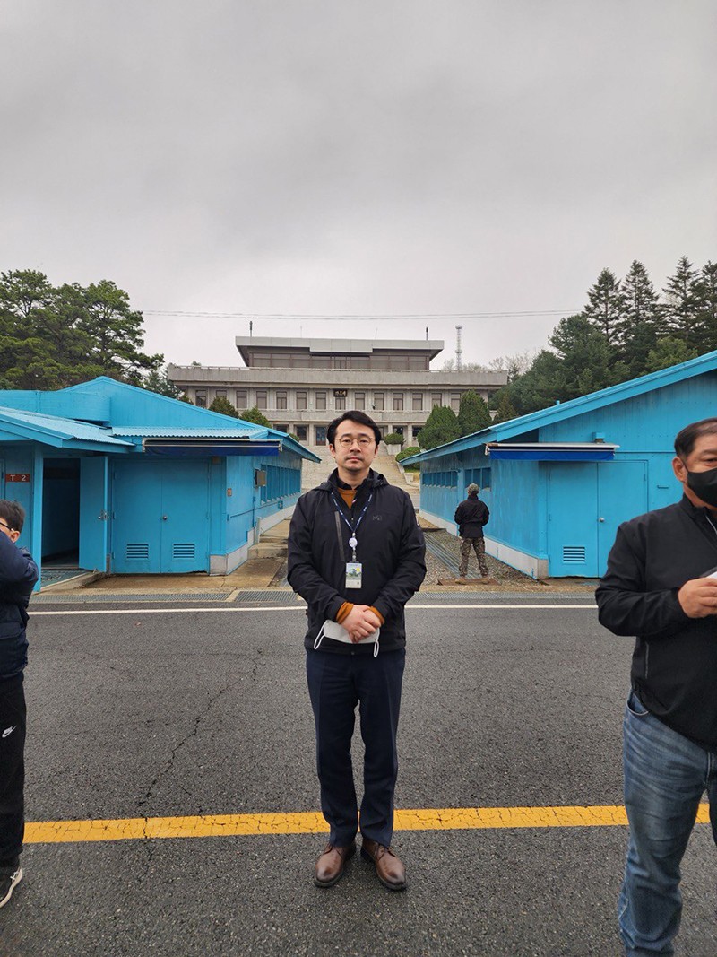 唐突に私が登場。23年4月の板門店訪問時のものです。奥が北朝鮮です。