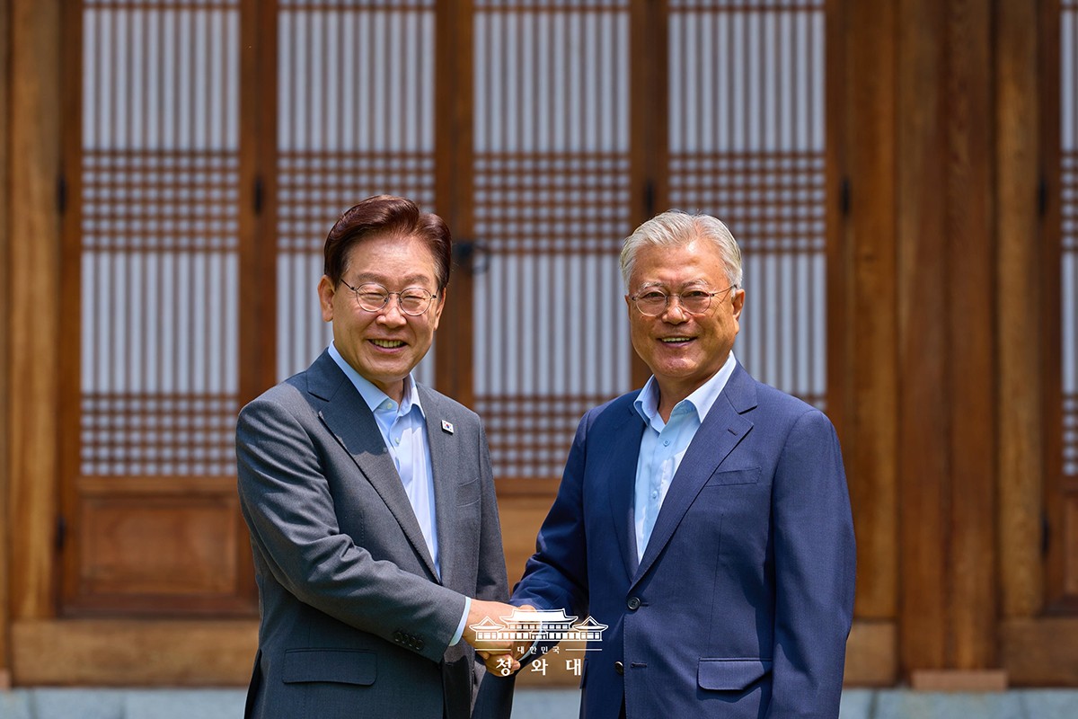 一日、会合を持った李在明大統領と文在寅元大統領。青瓦台提供。