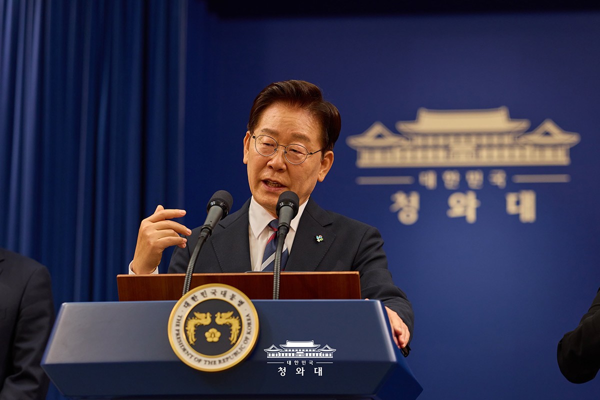 19日午後、会見する李在明大統領。青瓦台提供。