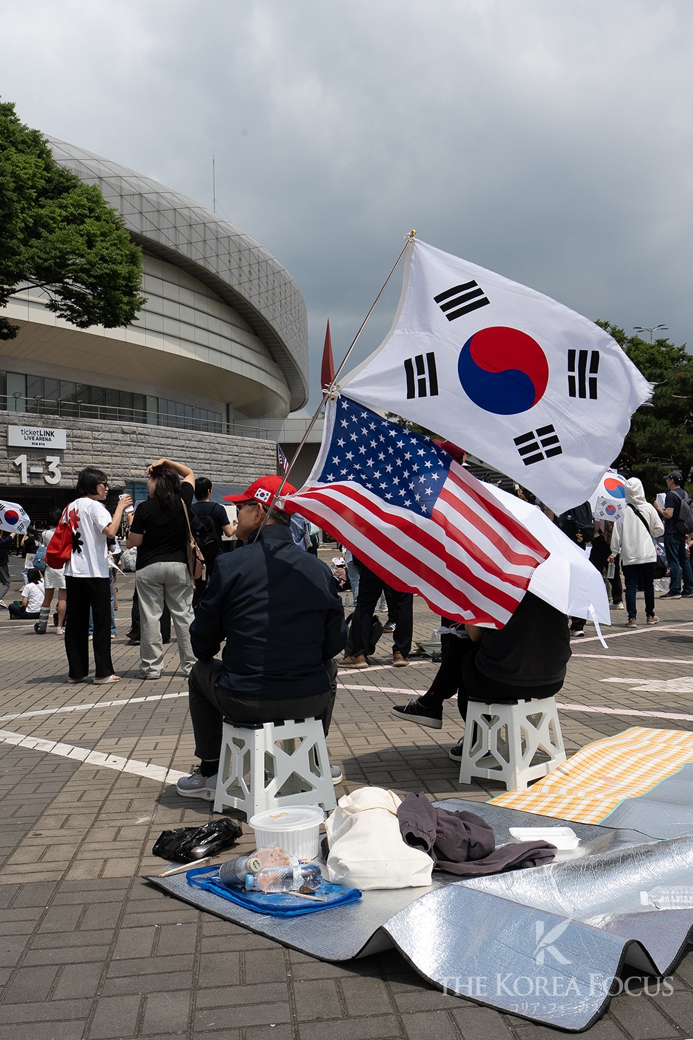 6月8日のニュースレターから再掲です。ソウル市松坡区のオリンピック公園で行われている集会の様子。星条旗は極右集会の象徴ともいえる。8日午前、鄭周娥(チョン・ジュア)撮影。