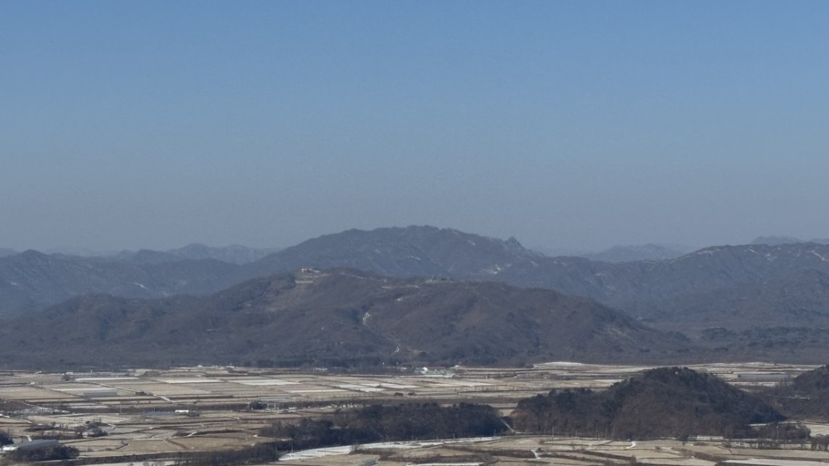 真ん中の横長の丘が白馬高地です。奥の山は北朝鮮領です。韓国の最前線です。1月2日、筆者撮影。
