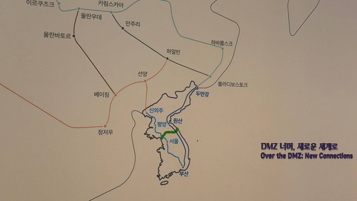 お決まりの地図。釜山からユーラシアへと続く鉄道の予想図です。いつになれば実現するのでしょうか。