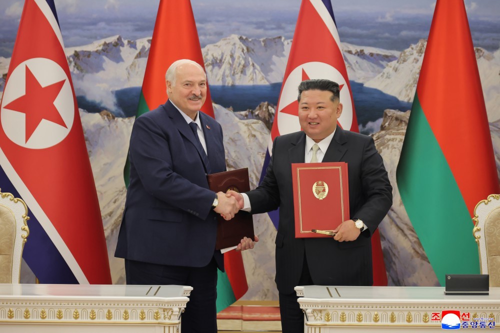 条約に署名後、握手する両首脳。朝鮮中央通信より。