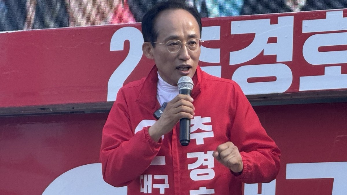 28日午後、新梅市場前で演説する秋慶鎬氏。筆者撮影。