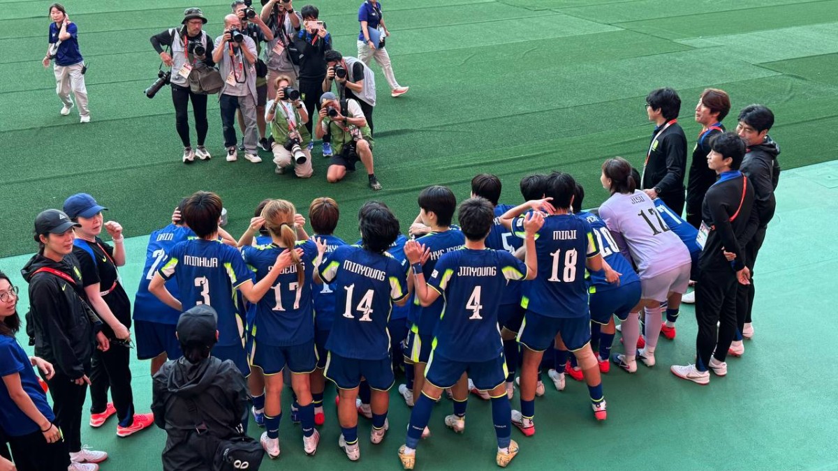 試合終了後、撮影に応じる韓国女子サッカー代表チーム。
