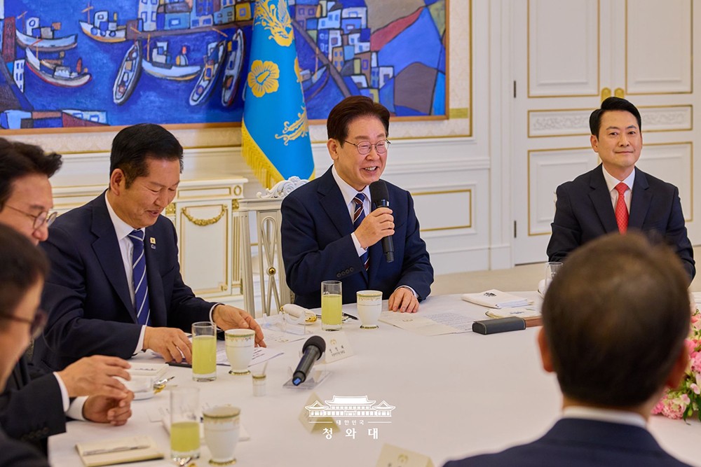 7日、青瓦台で行われた「与・野・政府 民生経済協議体」の様子。右端が張東赫代表。青瓦台提供。
