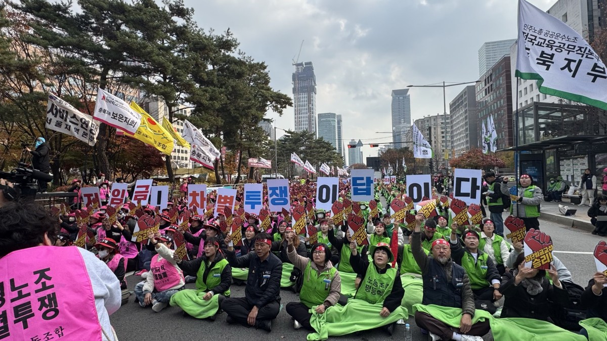 国会前で集会を開く給食労働者たち。昨年11月20日、筆者撮影。