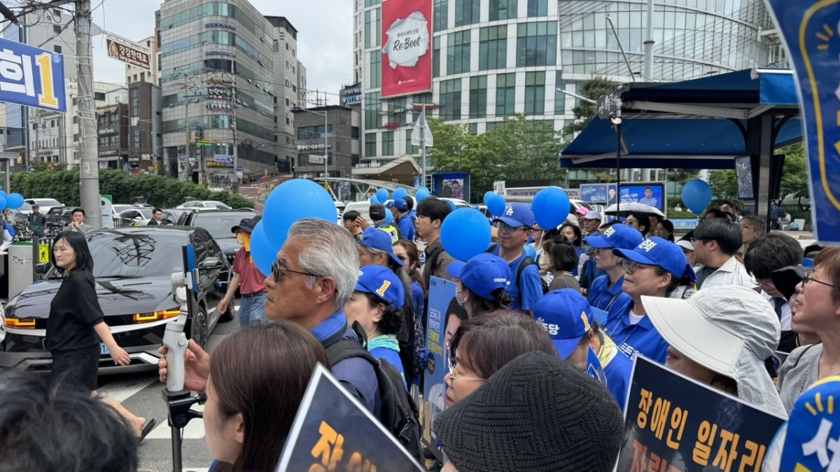 聴衆は民主党のテーマカラーである「青一色」。26日、筆者撮影。