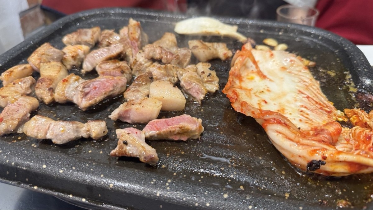 定番のサムギョプサルとキムチです。