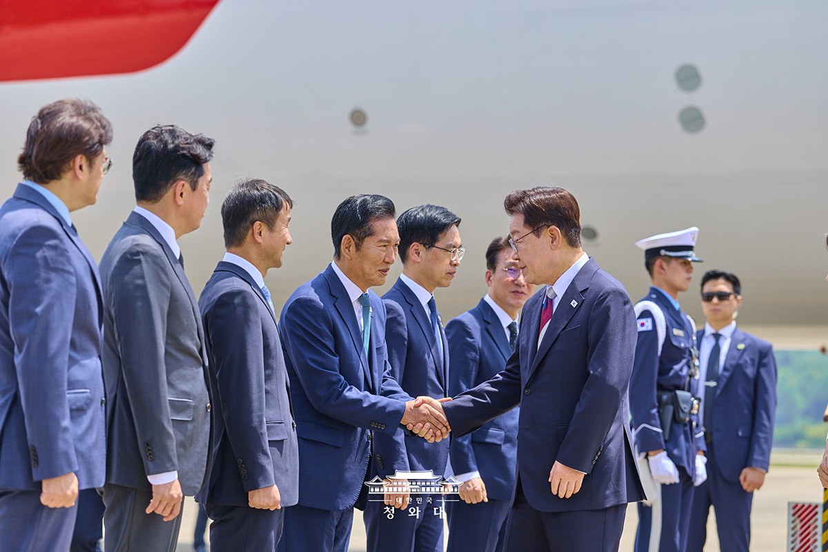 青瓦台が配布した写真。握手しているのが与党の鄭清来代表です。