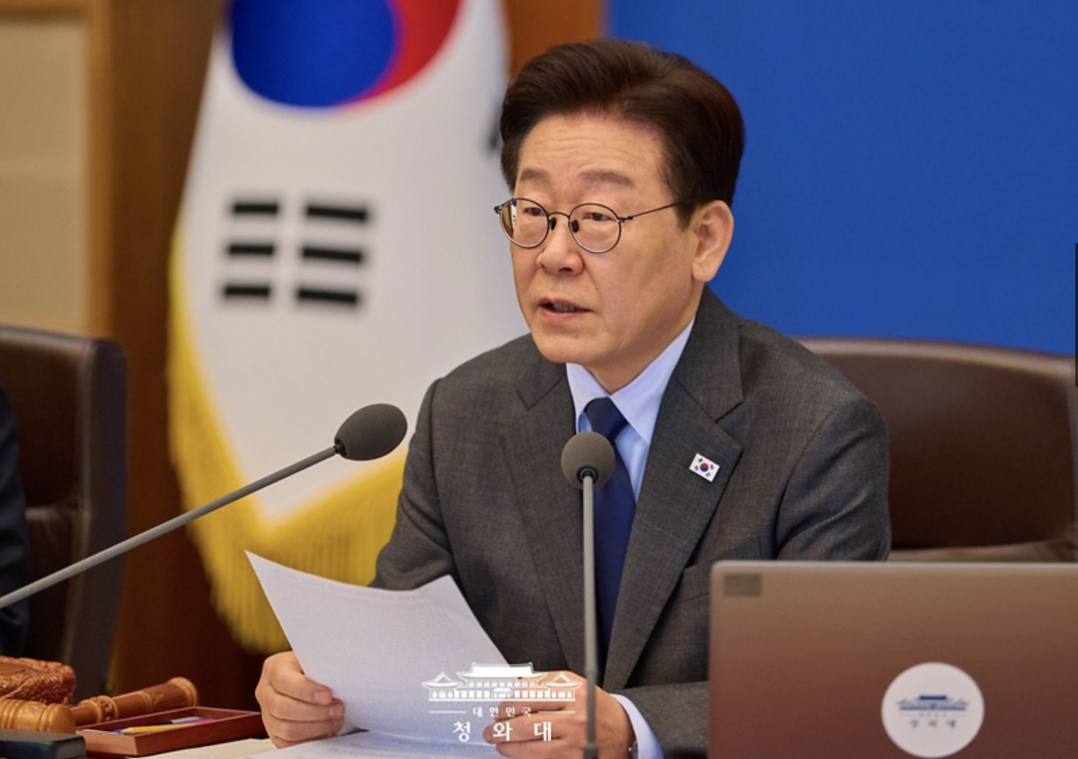 24日、国務会議で発言する李在明大統領。青瓦台提供。