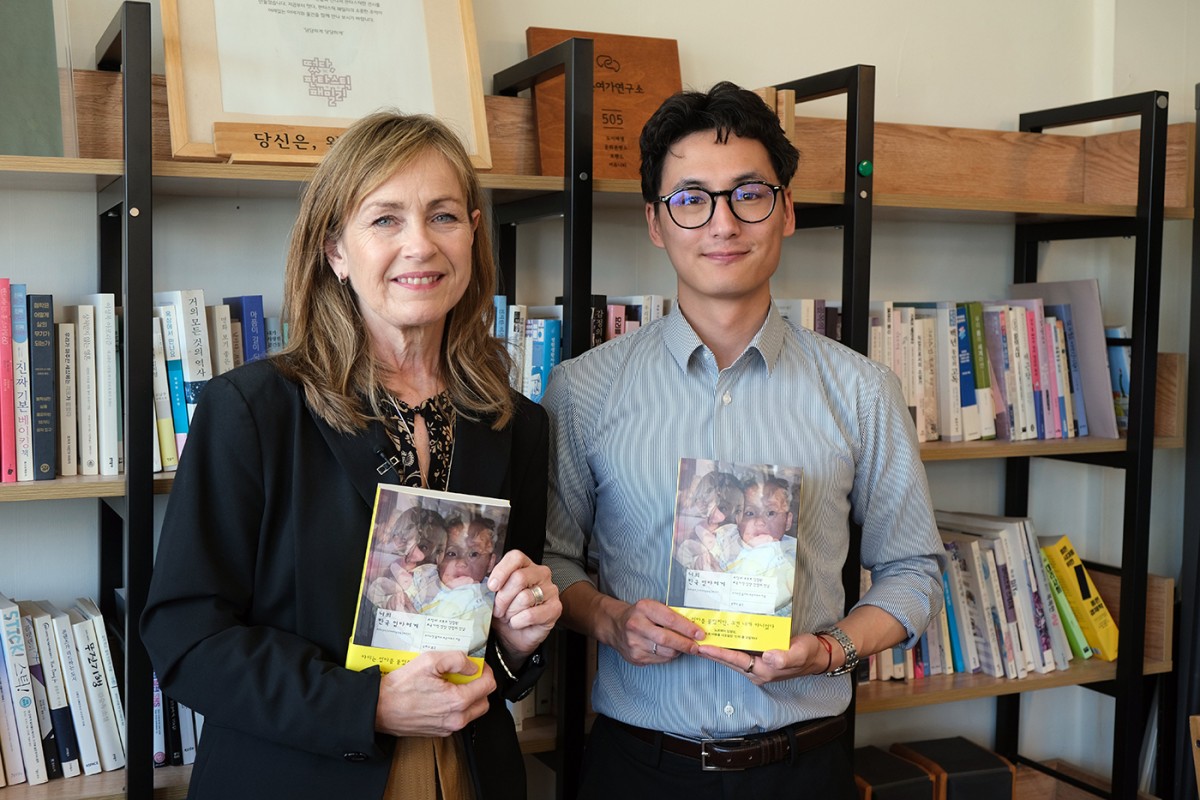 クリスティン・モルビク・ボトゥンマルクさん(左)とアンデルス・ヒョン・モルビク・ボトゥンマルクさん。韓国を訪問し、7日、書籍をメディア向けに紹介する会を持ちました。私はイベント自体を知らず、参加できませんでした。プルンスプ提供。