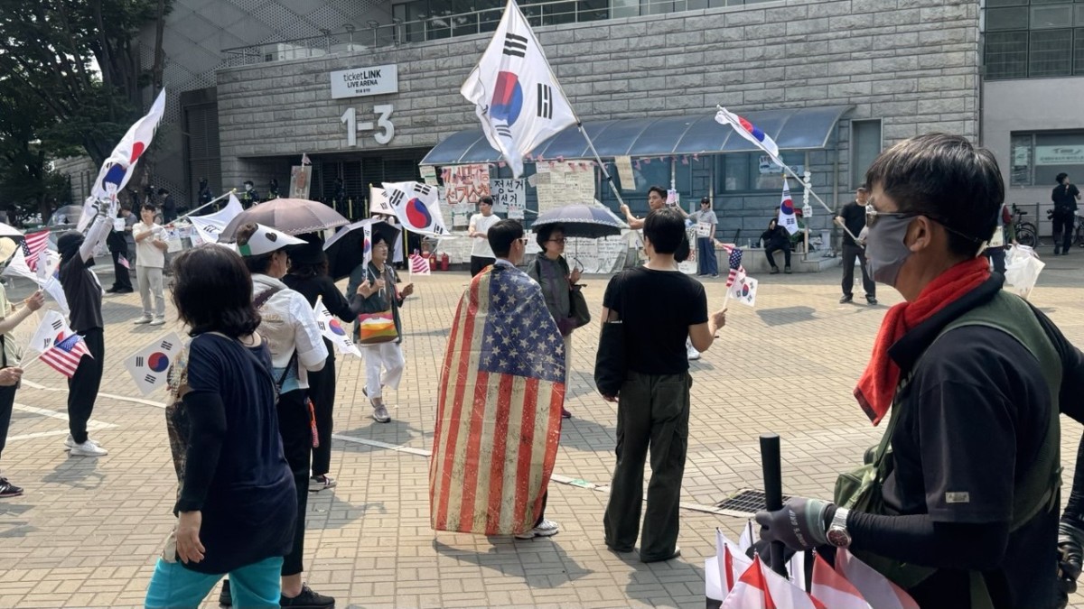 集会の様子。星条旗は自由民主主義の象徴として扱われる。不正選挙は共産主義勢力によるものという陰謀論も根強い。18日午後、筆者撮影。